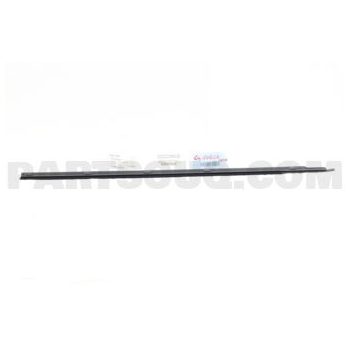   Venkovní odtok vody z okna, pravý přední dveře, Nissan Patrol Y60