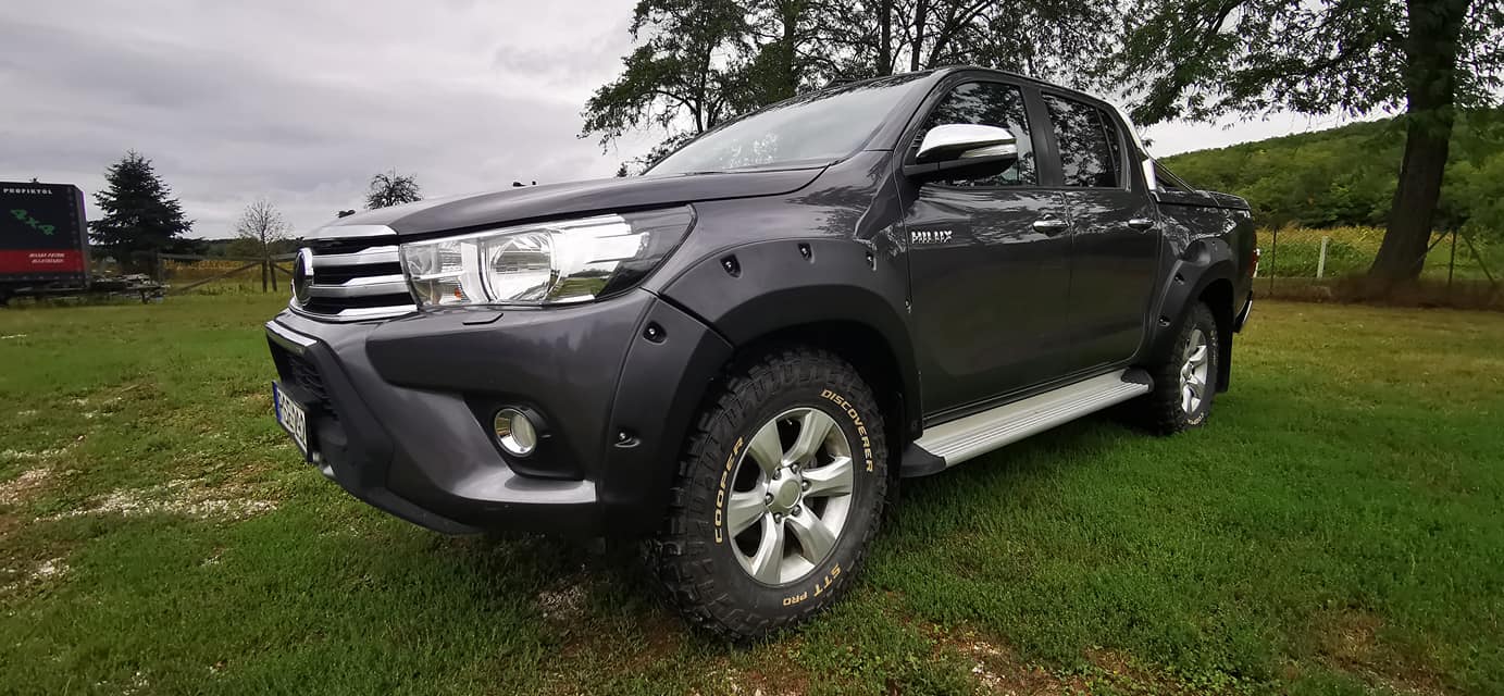 Toyota Hilux - montáž lemů a navijáku